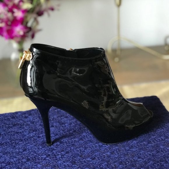 Louis Vuitton: Peep toe patent leather bootie in Black / Noir  (38.5) - Picture 6 of 11